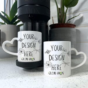 2 Mockup de caneca com alça de coração, Mockup de caneca para ele e para ela, Mockup de Natal, Mockup de caneca para casais, Mockup de caneca 11oz, Mockup de férias de inverno, Mockup Boho