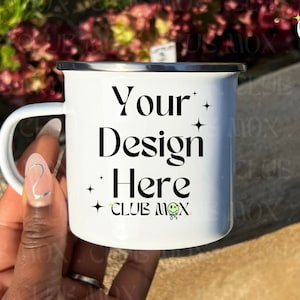 Weiß 12 Unzen Emaille Camper Becher Modell, Metall Kaffeetasse im Freien flach, Garten Lifestyle Foto, Frau mit leerem Sublimationsbecher
