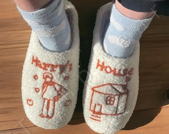 Pantoufles confortables Harry House - Pantoufles pour la maison, cadeau Harry House, chaussons preppy, chaussons duveteux, chaussons antidérapants pour l'intérieur, cadeau pour elle