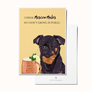 Könnte beinhalten: Grußkarte mit einer Illustration eines schwarz-braunen Hundes mit grimmigem Gesichtsausdruck. Die Karte zeigt einen Kupferbecher mit einem Moscow Mule, eine Limettenscheibe und den Text: "I drink Moscow Mules so I don't growl in public."