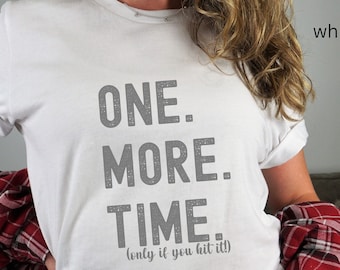 Peut inclure: T-shirt blanc avec le texte "ONE. MORE. TIME. (only if you hit it!)" imprimé en gris.