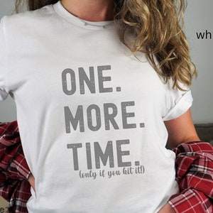 Peut inclure: T-shirt blanc avec le texte "ONE. MORE. TIME. (only if you hit it!)" imprimé en gris.