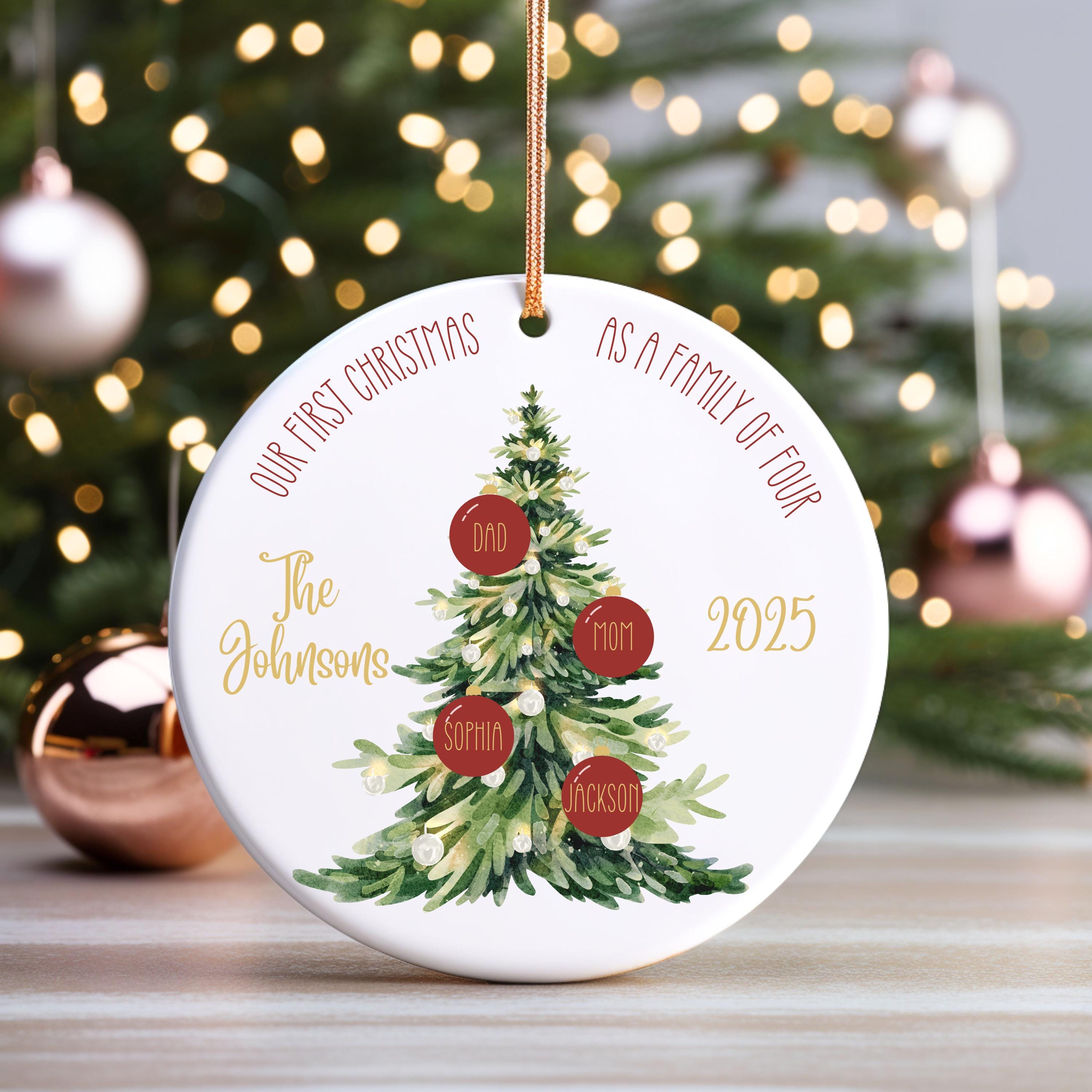 Primo Natale Insieme Famiglia Di Tre 2024 – Decorazione In Ceramica Per Albero, 7,5 Cm, Con Nastro E Scatola Regalo - 5
