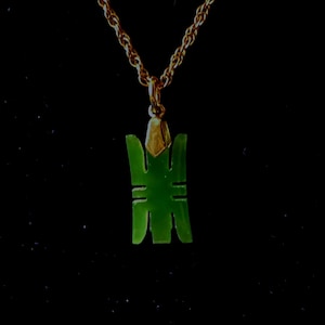 Colgante raro de jade con el símbolo "Longevidad" en una cadena de 18", vintage de los años 60 pero nuevo
