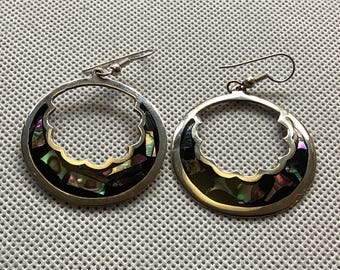 Pendientes vintage mexicanos de los años 70 con incrustaciones de plata, abulón y alpaca.