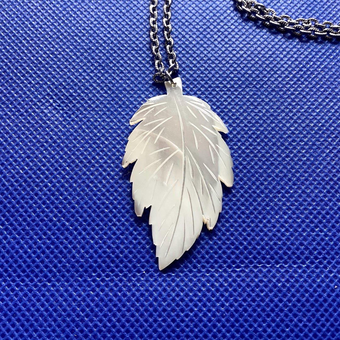 Pendentif Feuille de nacre sculptée à la main, chaîne de 69 pouces ...