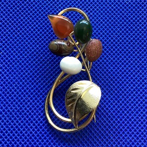 Broche « Five Treasures » NOS Taipei des années 1970 : double néphrite, cornaline, agate oeil-d'oeil bagué, pierre d'or