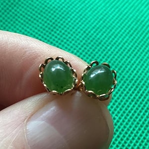 Pendientes vintage ovalados de oro macizo de 14 k y jade nefrita de la década de 1960 - NOS