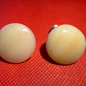 Pendientes vintage de botón con clip de nácar tallado a mano, años 70, NOS