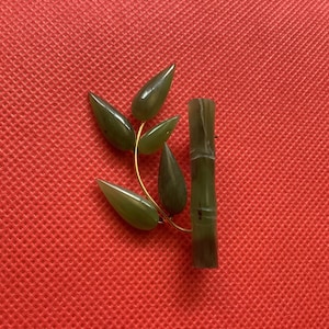 本物の翡翠竹製ブローチ/台湾製手彫りネフライト/ダブルグリーン