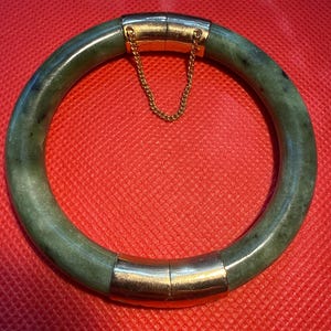 Puede incluir: Juego de tres tazas de cerámica con acabado mate moteado. Las tazas son de color crema, gris claro y gris oscuro. Cada taza tiene un diseño simple y minimalista, ideal para café o té.