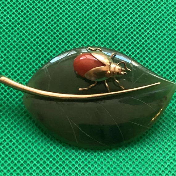 14K Gold Ladybug on a Leaf Brooch with Momo Coral and… - Gem