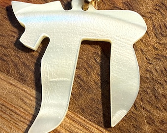 Vintage Hand-Carved Mother of Pearl Hebrew Chai Pendant 1970s NOS