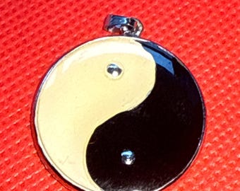 Colgante con dije Yin-Yang NOS de 1 1/8” o 5/8”