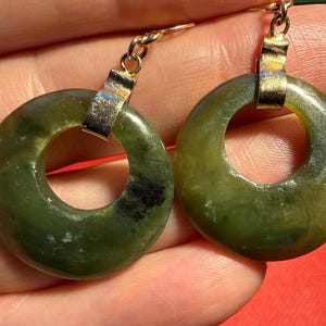 Orecchini pendenti a forma di ciambella in giada, anni '60 NOS