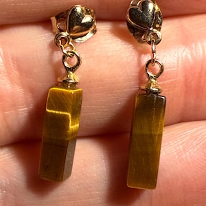 Vintage 1970s Gold Heart and Chatoyant Tiger's Eye Pillar Dangle Earrings