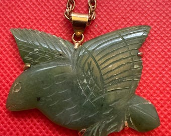 Vintage 1970s Hand geschnitzte Nephrit Jade Vogel im Flug Anhänger