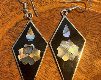 Pendientes vintage mexicanos con incrustaciones de abulón y forma de cometa, de alpaca y plata, de la década de 1970.