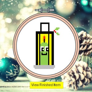 Weihnachten Kreuzstichmuster. Laterne mit Smiley Gesicht & Stechpalme. Spaß als Geschenk, Karte, gerahmt oder Dekoration - digitales pdf.