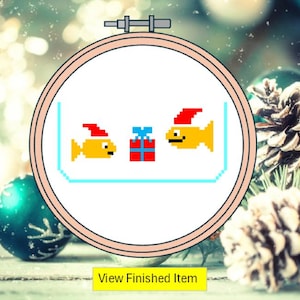 Lustiges Weihnachtskreuzstichmuster. Goldfisch mit Smileygesicht, Geschenk und Nikolausmütze. Spaß als Geschenk, Karte oder gerahmtes digitales pdf.