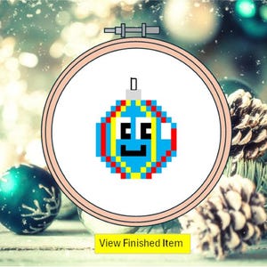 Lustiges süßes Weihnachtskreuzstichmuster. Smiley Weihnachtskugel sofort download. Spaß als Geschenk, Karte, gerahmt oder Dekoration - digitales pdf.