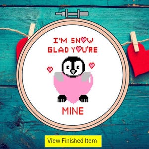 Een schattig kruissteekpatroon voor een pinguïn. Hartkaart liefdes/romantisch knuffelen downloaden. Leuk jubileumcadeau, ingelijst of kaart: digitale pdf.