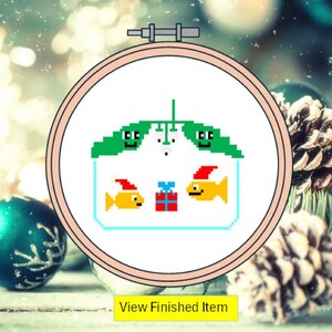 Lustiges Weihnachtskreuzstichmuster. Smiley Goldfisch, Nikolausmütze & Mistel. Spaß als Geschenk, Karte oder gerahmtes digitales pdf