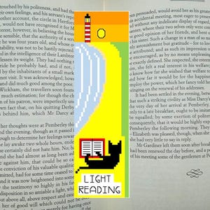 Könnte beinhalten: Pixeliger Lesezeichen-Entwurf mit Leuchtturm, Sonne und einer schwarzen Katze, die ein Buch liest. Der Text "LIGHT READING" ist zu sehen. Das Design befindet sich vor dem Hintergrund von Buchseiten.