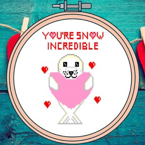 Een schattig liefdes/romantisch kruissteekpatroon. Valentijn poolrob en hart direct downloaden. Leuk jubileumcadeau, ingelijste of digitale pdf