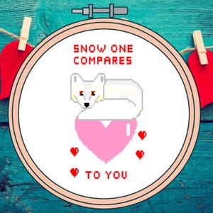 Een schattig kruissteekpatroon van een poolvos. Liefdesromantiek knuffelend hart direct downloaden. Leuk jubileumcadeau, ingelijst of kaart: digitale pdf