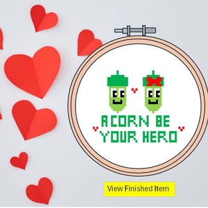 Woordspeling 'Acorn Be Your Hero' kruissteekpatroon. Eikels met smiley en hart: direct downloaden. Leuk als cadeau, kaart of ingelijste digitale pdf.
