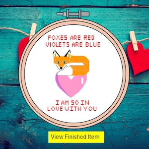 Een schattig liefdes/romantisch kruissteekpatroon. Valentijnsvos en roze hart direct downloaden. Leuk jubileumcadeau, ingelijst of kaart: digitale pdf