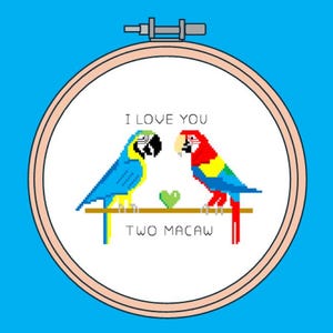 Modèle de point de croix amusant avec des perroquets rouges et bleus/or. « Je t'aime à Macaw ». Carte des oiseaux tropicaux. Jeu de mots/jeu de mots en téléchargement numérique au format pdf. Cadeau
