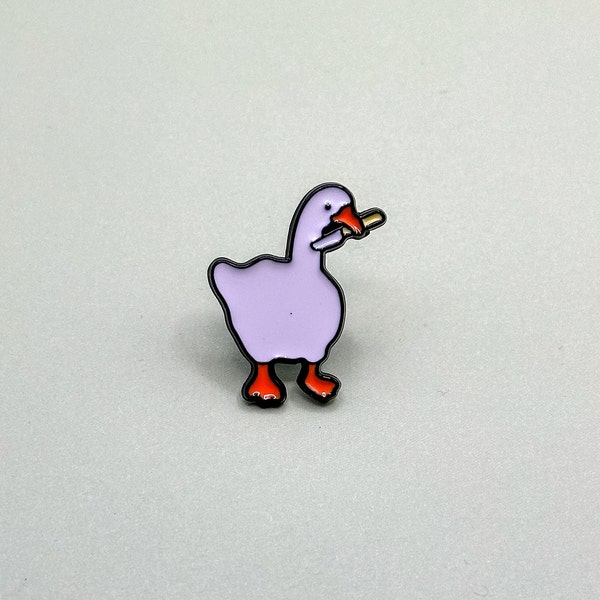 Quirky Goose with Knife Enamel Pin - Unique Animal Accessory for Jackets and Bags