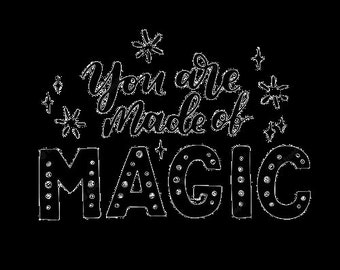 Puede incluir: Diseño gráfico en blanco y negro con el texto "You are made of MAGIC" con estrellas alrededor del texto.
