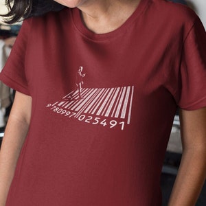 Op de afbeelding: Een maroon t-shirt met een wit barcode-ontwerp met een kleine plant die eruit groeit. De barcode-nummers zijn 97809971025491.