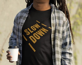 T-shirt con grafica "Slow Down", maglietta in stile grunge per la consapevolezza.