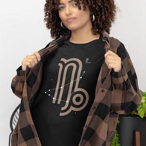 Camiseta gráfica do signo do zodíaco de Capricórnio, camisa com símbolo de cabra, presente para entusiastas da astrologia, roupa simbólica do signo da terra, vestuário de design elegante