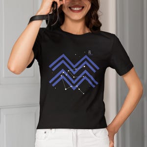 Camiseta gráfica do signo do zodíaco de Aquário, camiseta com símbolo de ondas azuis, presente para entusiastas da astrologia, roupa simbólica do signo de ar, camisetas com design Stilysh