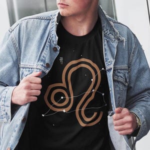 Camiseta gráfica do signo de Leão, camiseta dourada com símbolo duplo forrado, camiseta simbólica do signo de fogo, roupas unissex Constellation Lovers