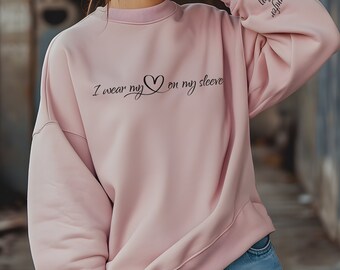 Bluza z napisem „Noszę serce na rękawie”, spersonalizowana bluza z imionami na rękawie, prezent dla pary, mamy, spersonalizowana bluza z nadrukiem dla mamy (73)