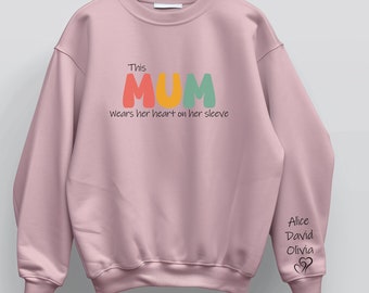 Bluza Mama Dziecięce Imiona Na Rękawie, Ta Mama Nosi Serce Na Rękawie, Prezent Na Dzień Matki Dla Mamy, Niestandardowa Bluza Mama (75)