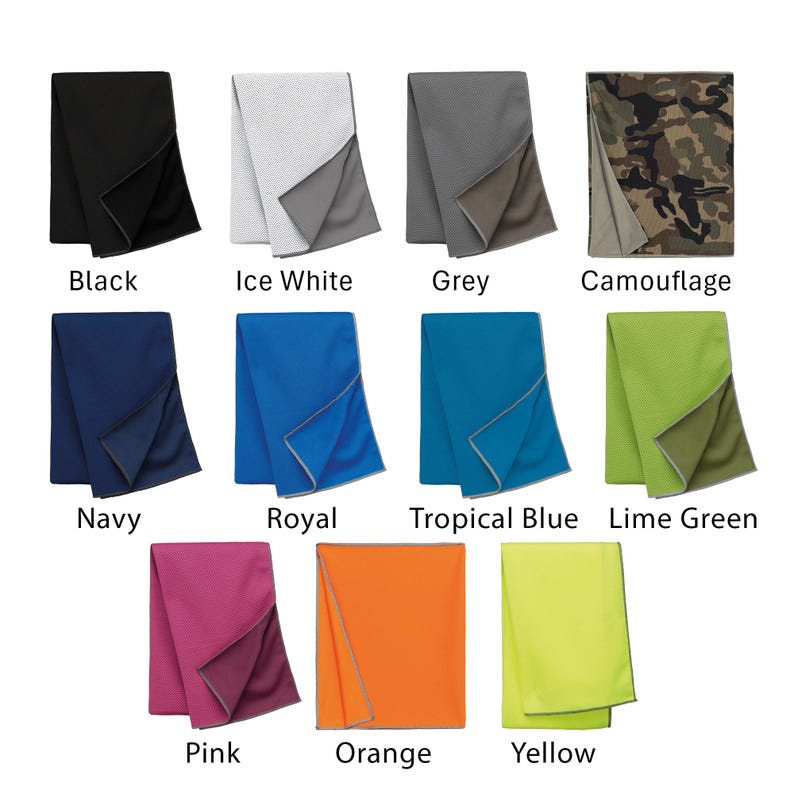 Op de afbeelding: Een verzameling opgevouwen microvezel handdoeken in verschillende kleuren, waaronder zwart, ijs-wit, grijs, camouflage, marineblauw, koningsblauw, tropisch blauw, limoengroen, roze, oranje en geel. Elke handdoek heeft een contrasterende achterkant.