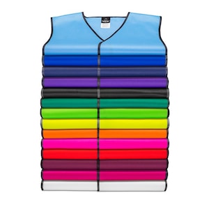 Op de afbeelding: Een stapel van 14 veiligheidsvesten in verschillende kleuren, waaronder blauw, paars, groen, geel, oranje, rood, roze en wit. De vesten hebben een reflecterende strip in het midden.