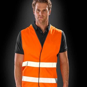 Op de afbeelding: Een feloranje veiligheidsvest met reflecterende strepen. Het vest heeft een zwarte rits en zwarte bies.