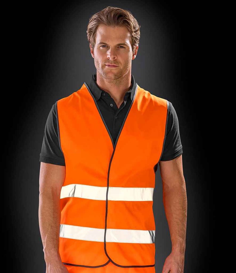 Op de afbeelding: Een feloranje veiligheidsvest met reflecterende strepen. Het vest heeft een zwarte rits en zwarte bies.