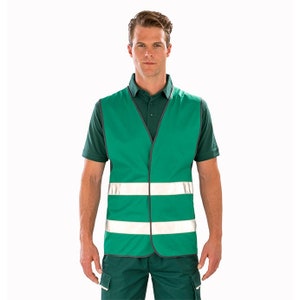 Op de afbeelding: Een groene veiligheidsvest met twee reflecterende witte strepen. De vest heeft een ritssluiting en een V-hals.