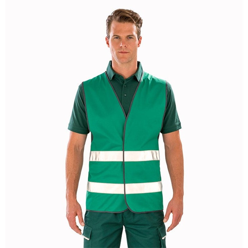 Op de afbeelding: Een groene veiligheidsvest met twee reflecterende witte strepen. De vest heeft een ritssluiting en een V-hals.