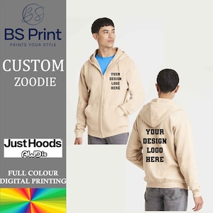 Può includere: Una felpa con cappuccio beige con cerniera, con il testo "YOUR DESIGN LOGO HERE" stampato sul davanti e sul retro. La felpa è una tela bianca per la personalizzazione.