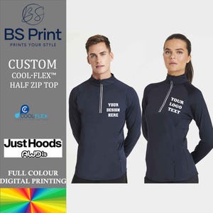 Op de afbeelding: Twee marineblauwe shirts met lange mouwen en een halve ritssluiting. De shirts hebben witte tekst die "YOUR DESIGN HERE" en "YOUR LOGO TEXT" zegt.